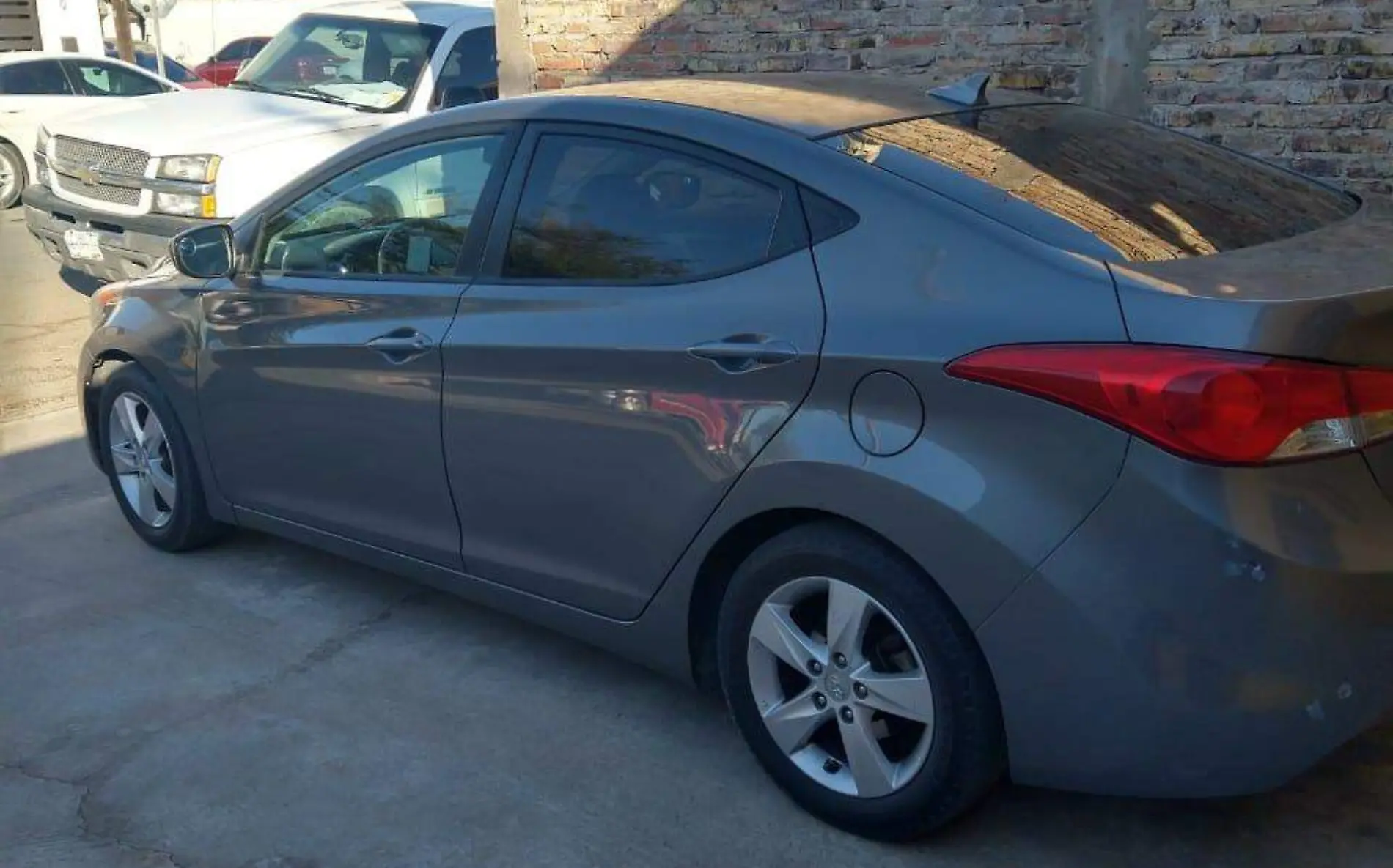 Sigue el grupo contra robo de vehículos de la policía municipal buscando el Hyundai Elantra 2013 color gris que fuera robado de la Zona Centro